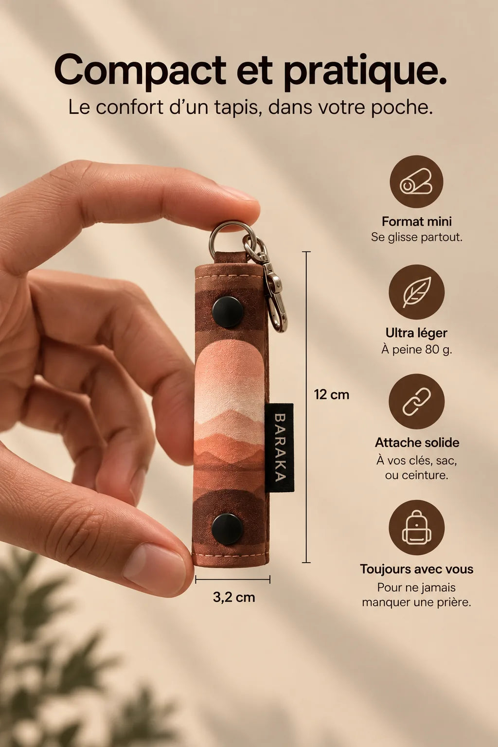 Format compact du tapis nomade Baraka : 12 × 3,2 cm roulé, 80 g, attache et mousqueton